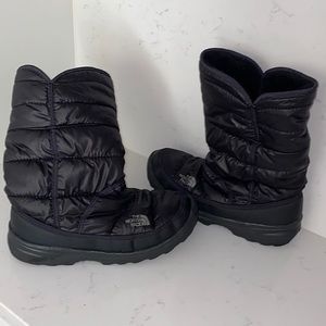North Face Girls Thermoball Puffer Boots in size 6